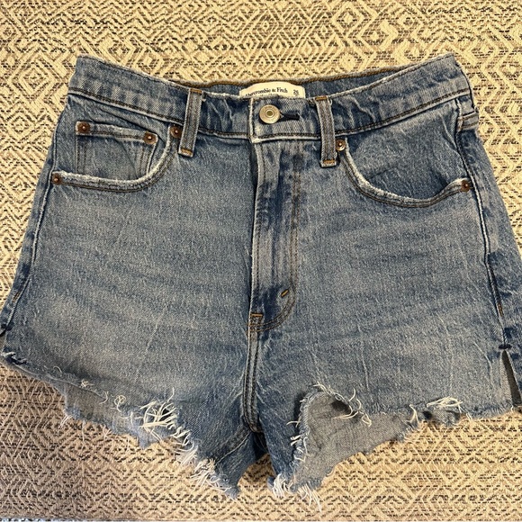Abercrombie & Fitch “The Mom Short High Rise” - Picture 1 of 3